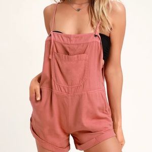 Woven short overall / jumper with front/back pockets, bib pocket, tie straps.